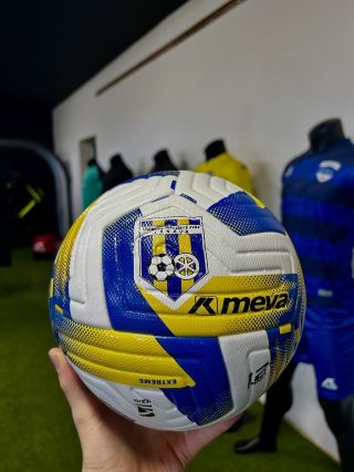 ⚽💥 Futbal spája. Dizajn odlišuje. V MEVA SPORT dávame klubom možnosť byť jedineční — s vlastnou loptou, vlastnými farbami...